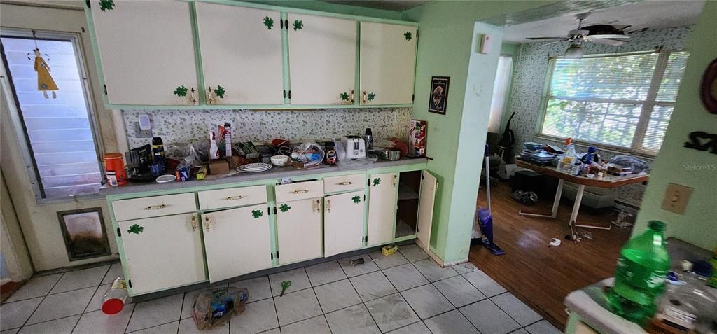 For Sale: $160,000 (2 beds, 1 baths, 986 Square Feet)