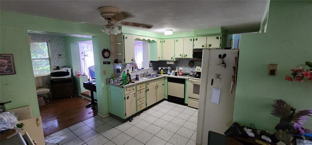 For Sale: $160,000 (2 beds, 1 baths, 986 Square Feet)