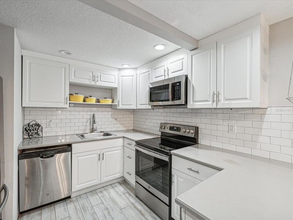 For Sale: $347,900 (3 beds, 2 baths, 1060 Square Feet)