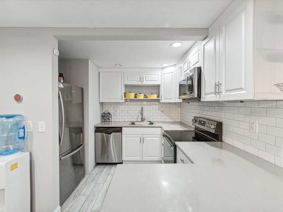 Active With Contract: $347,900 (3 beds, 2 baths, 1060 Square Feet)