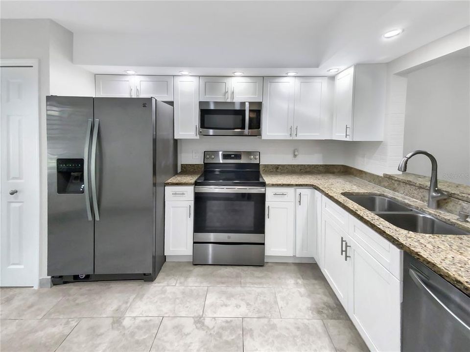 For Sale: $215,000 (2 beds, 2 baths, 1166 Square Feet)