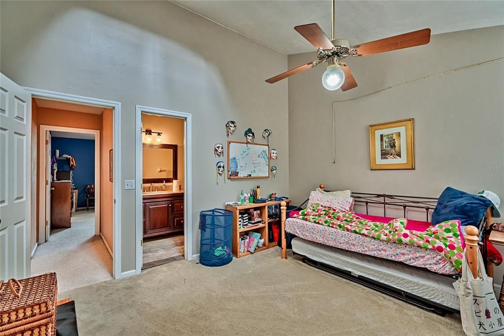 For Sale: $240,000 (2 beds, 2 baths, 1400 Square Feet)