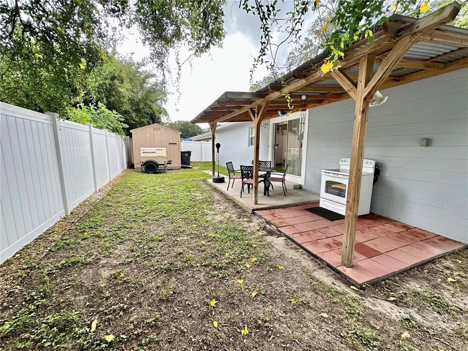 For Sale: $325,000 (3 beds, 2 baths, 1215 Square Feet)