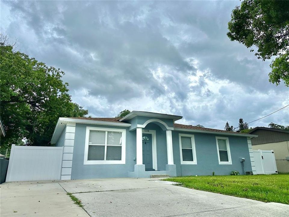 For Sale: $325,000 (3 beds, 2 baths, 1215 Square Feet)