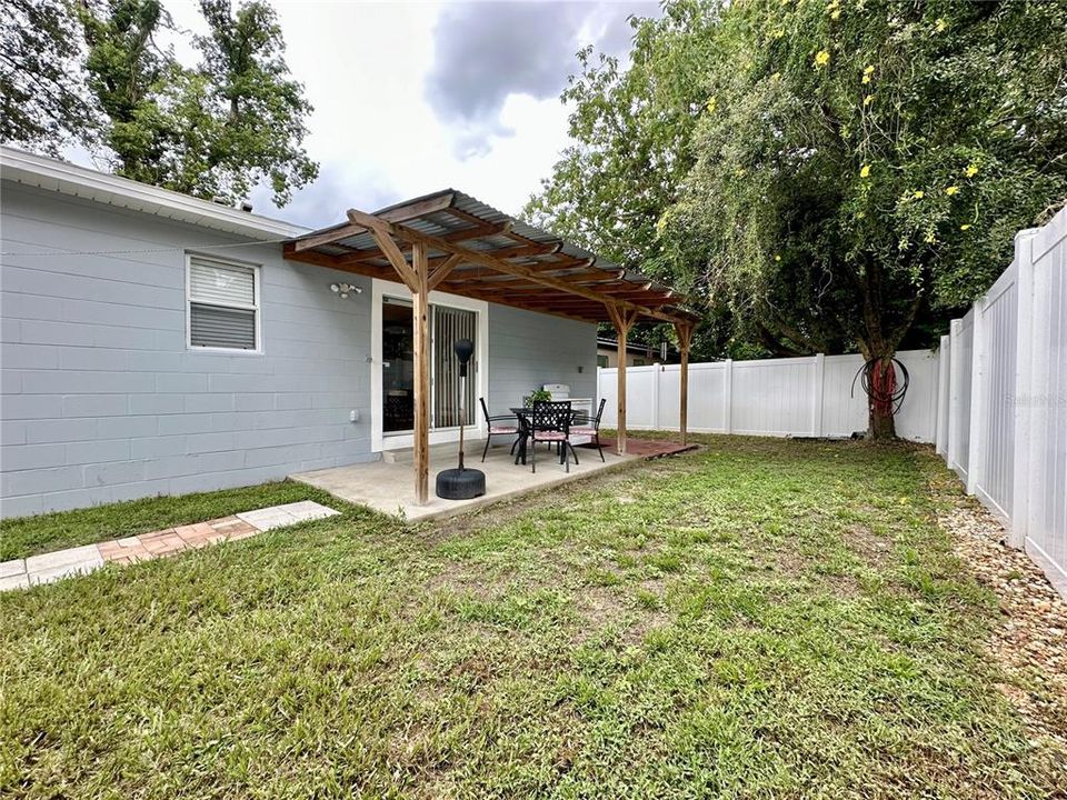 For Sale: $325,000 (3 beds, 2 baths, 1215 Square Feet)