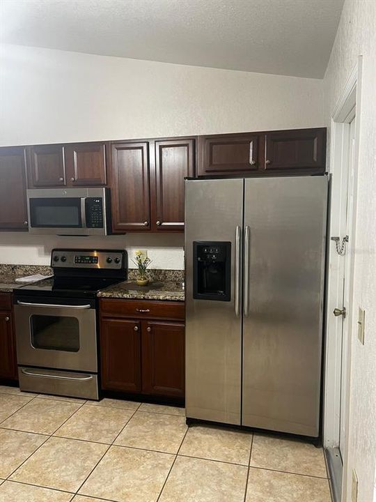 For Rent: $2,400 (3 beds, 2 baths, 1566 Square Feet)