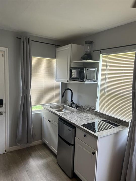 For Rent: $1,300 (1 beds, 1 baths, 700 Square Feet)