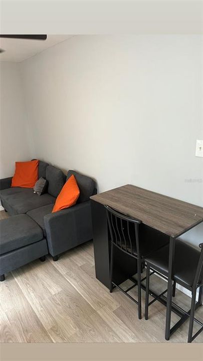 For Rent: $1,300 (1 beds, 1 baths, 700 Square Feet)