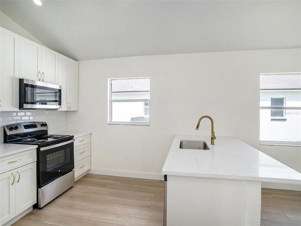 Active With Contract: $324,900 (3 beds, 2 baths, 1286 Square Feet)