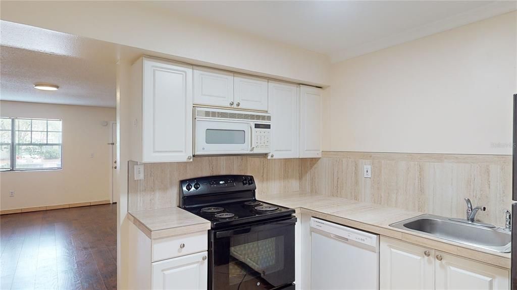 For Sale: $160,000 (2 beds, 1 baths, 899 Square Feet)