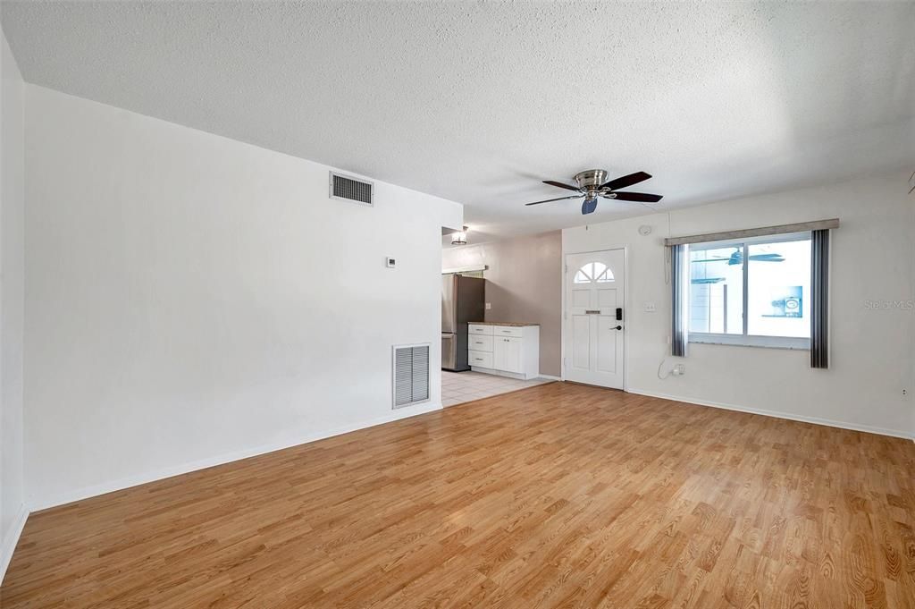 For Sale: $120,000 (1 beds, 1 baths, 594 Square Feet)