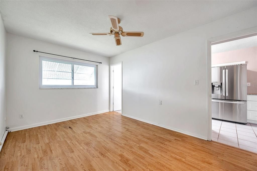 For Sale: $120,000 (1 beds, 1 baths, 594 Square Feet)