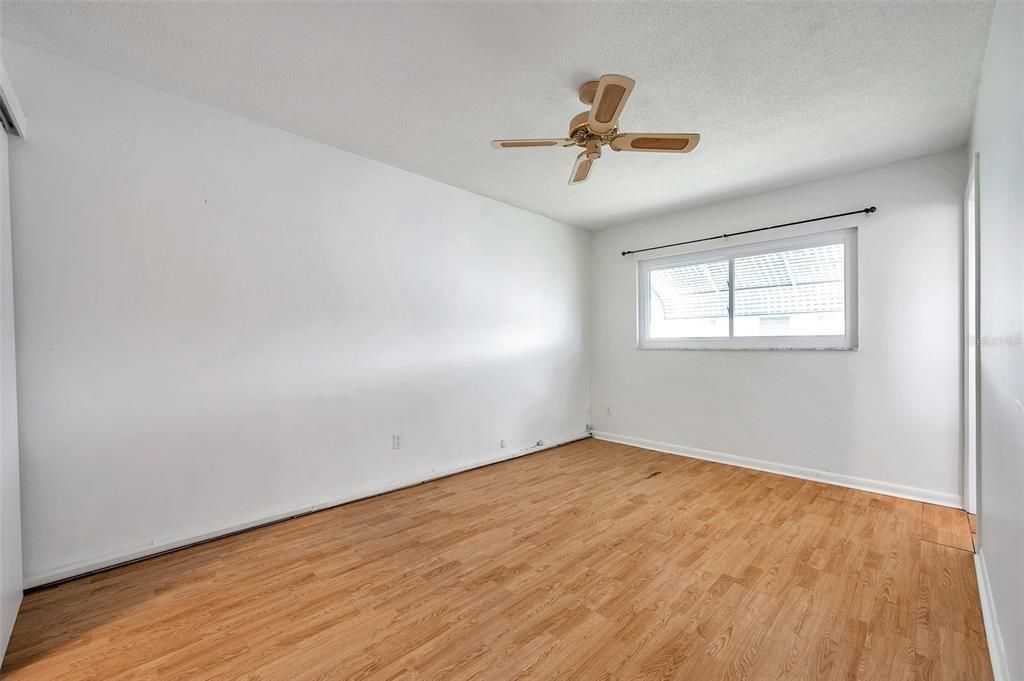 For Sale: $120,000 (1 beds, 1 baths, 594 Square Feet)