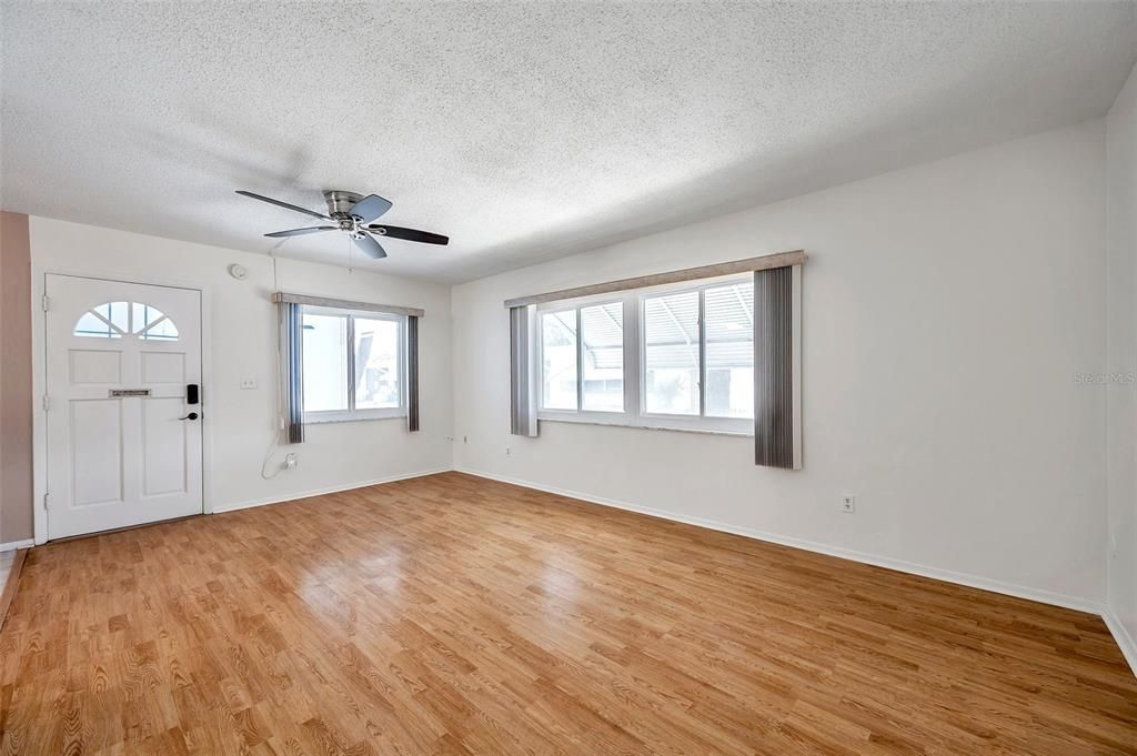 For Sale: $120,000 (1 beds, 1 baths, 594 Square Feet)