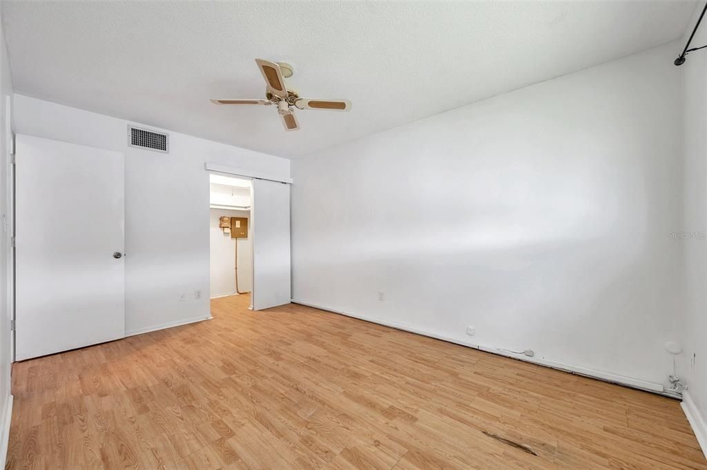 For Sale: $120,000 (1 beds, 1 baths, 594 Square Feet)