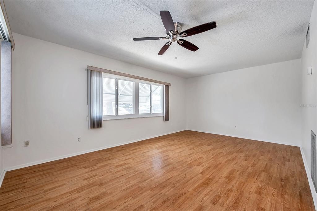 For Sale: $120,000 (1 beds, 1 baths, 594 Square Feet)