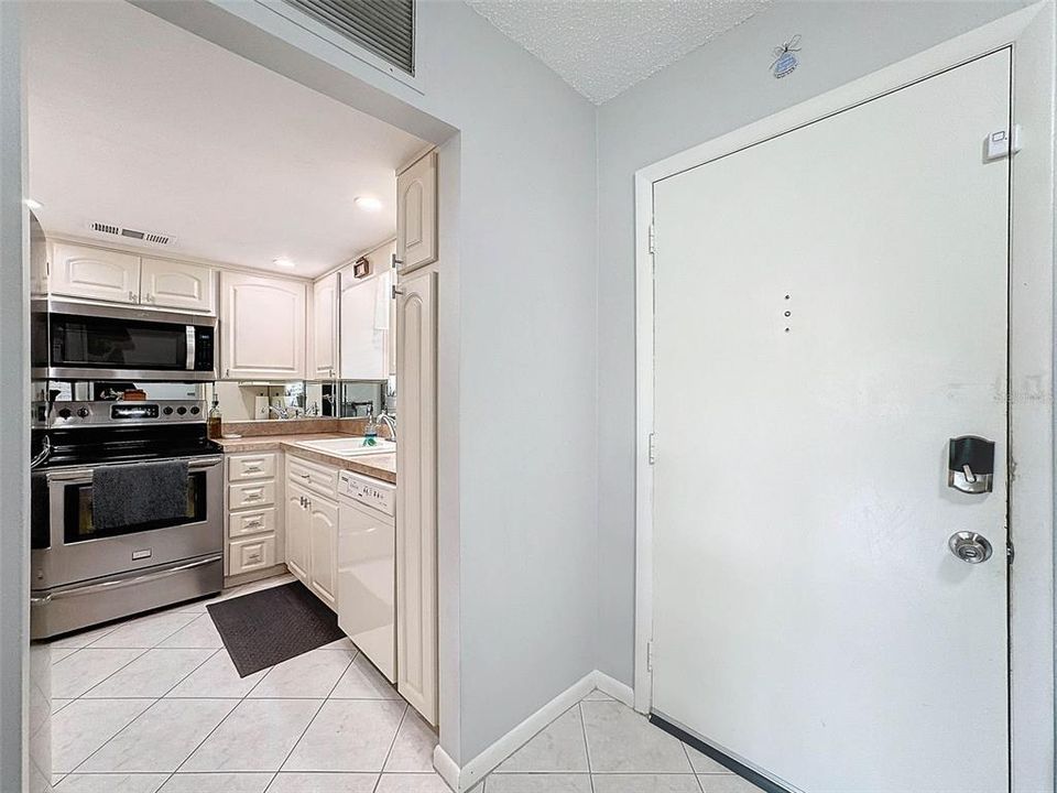 For Sale: $109,999 (1 beds, 1 baths, 672 Square Feet)