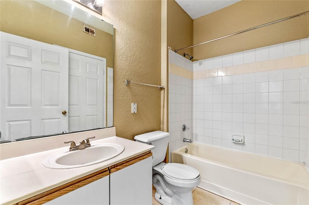 待售: $195,000 (2 贝兹, 2 浴室, 1014 平方英尺)