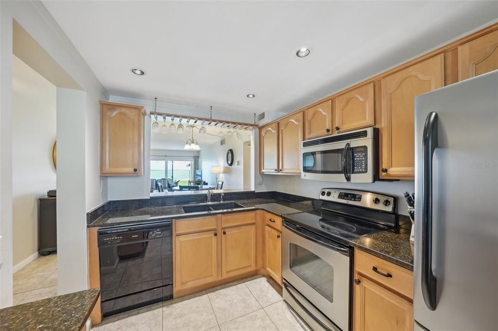 For Sale: $460,000 (2 beds, 2 baths, 915 Square Feet)