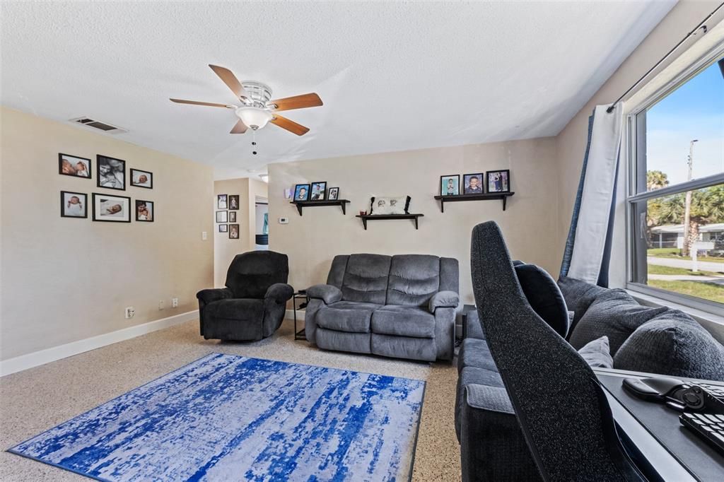 For Sale: $225,000 (2 beds, 1 baths, 812 Square Feet)
