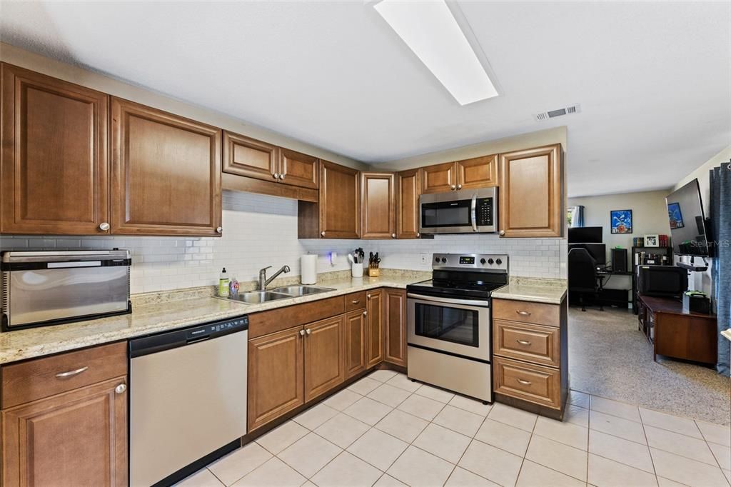 For Sale: $225,000 (2 beds, 1 baths, 812 Square Feet)