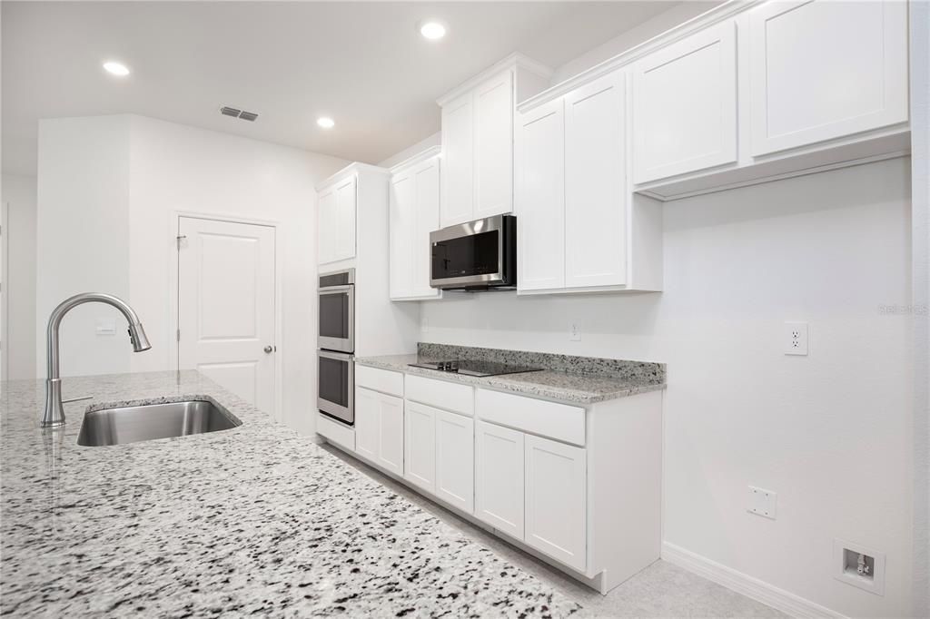 Activo con contrato: $329,900 (3 camas, 2 baños, 2066 Pies cuadrados)