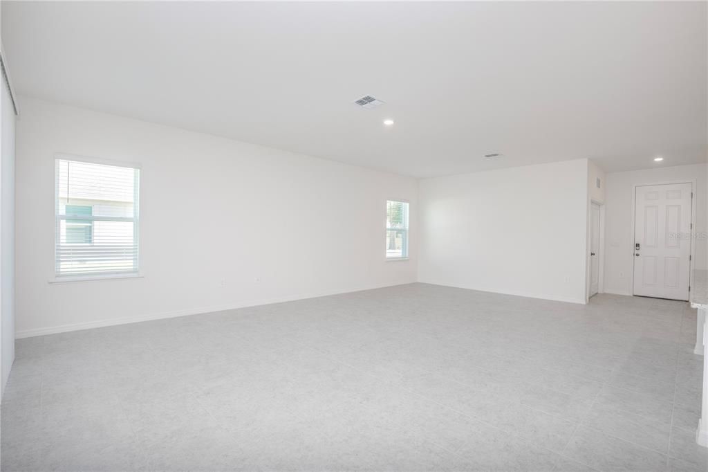 Activo con contrato: $329,900 (3 camas, 2 baños, 2066 Pies cuadrados)