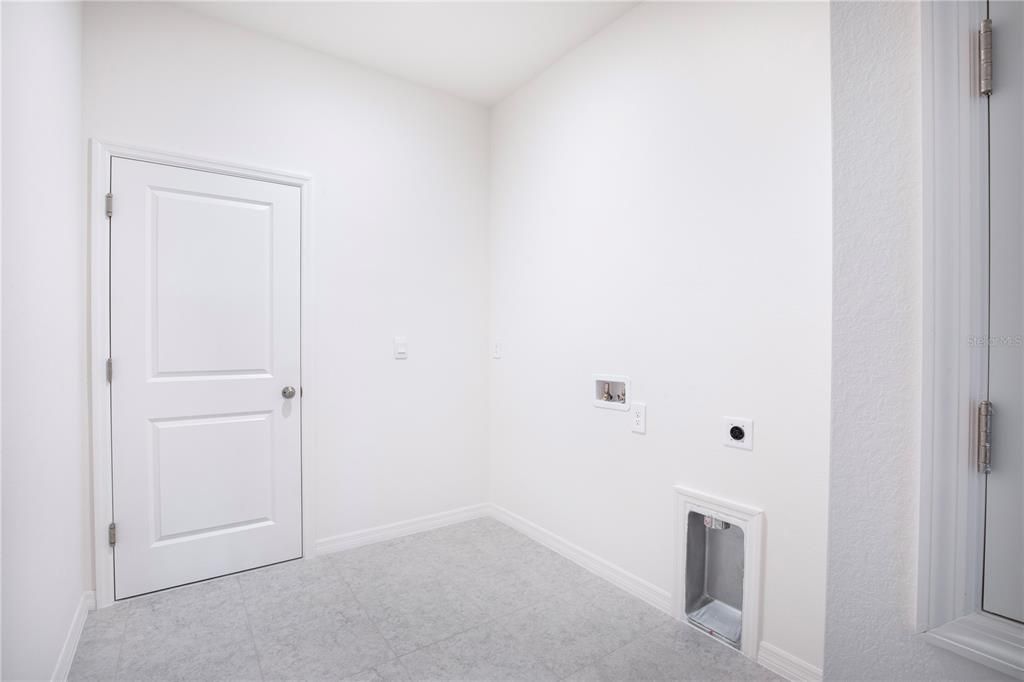 Activo con contrato: $329,900 (3 camas, 2 baños, 2066 Pies cuadrados)