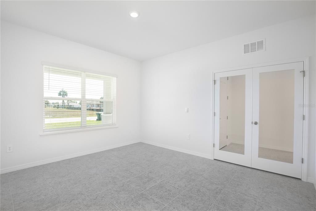 Activo con contrato: $329,900 (3 camas, 2 baños, 2066 Pies cuadrados)