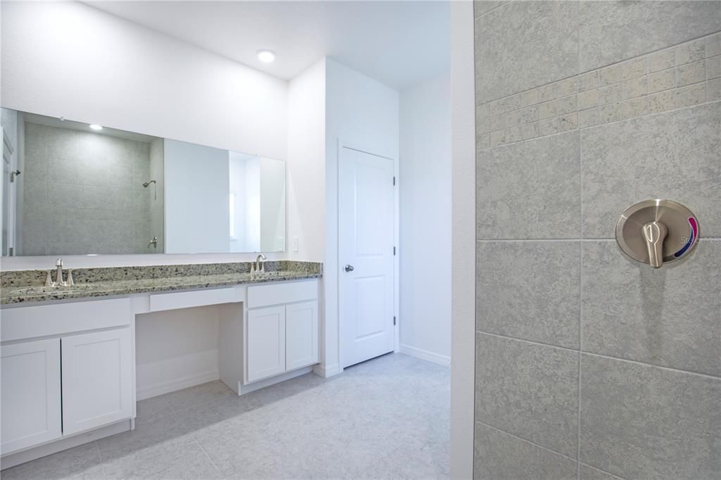 Activo con contrato: $329,900 (3 camas, 2 baños, 2066 Pies cuadrados)