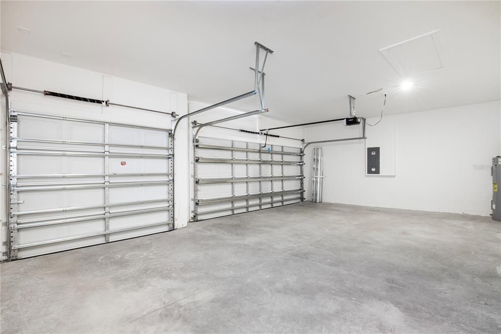 Activo con contrato: $329,900 (3 camas, 2 baños, 2066 Pies cuadrados)
