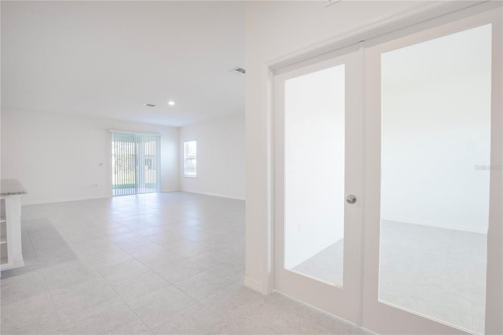 Activo con contrato: $329,900 (3 camas, 2 baños, 2066 Pies cuadrados)