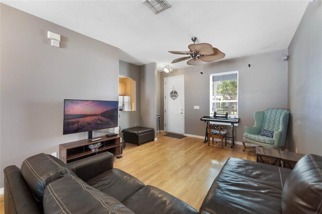 For Sale: $350,000 (2 beds, 2 baths, 1225 Square Feet)