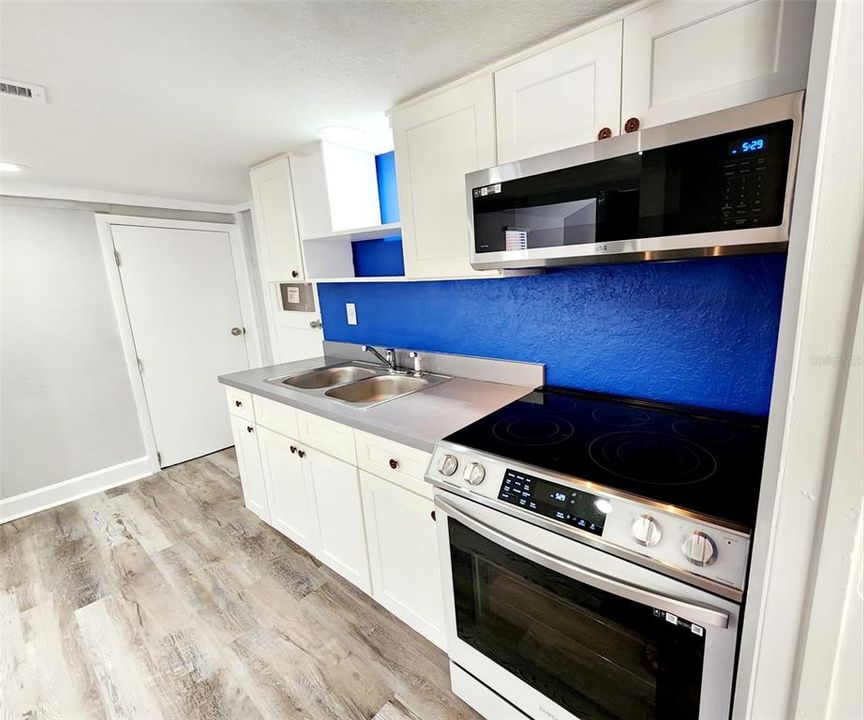 For Rent: $1,995 (2 beds, 1 baths, 875 Square Feet)