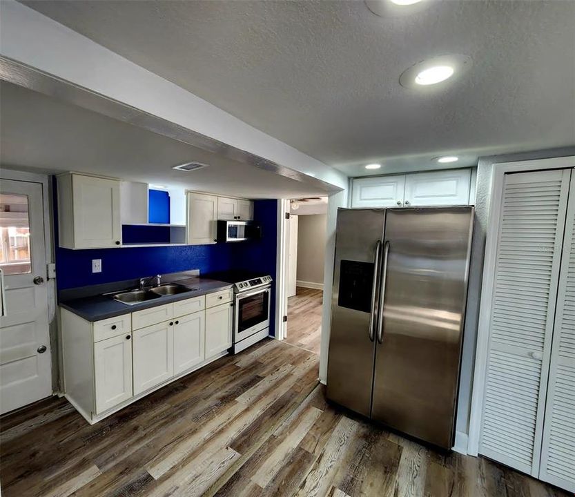 For Rent: $1,995 (2 beds, 1 baths, 875 Square Feet)