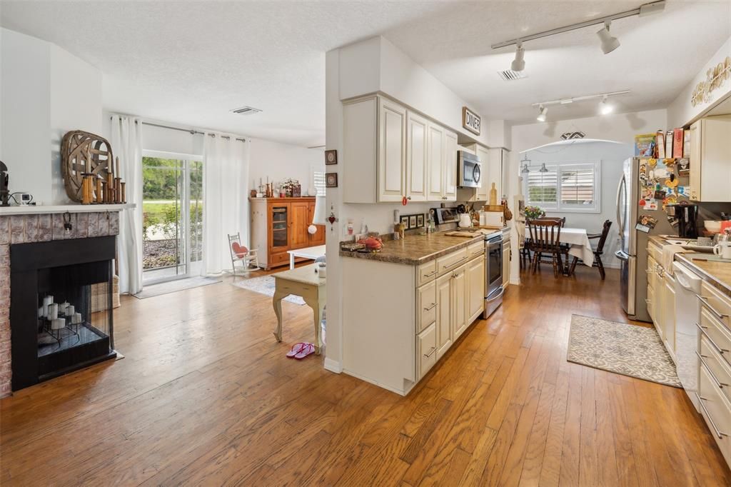 For Sale: $429,900 (3 beds, 1 baths, 1565 Square Feet)