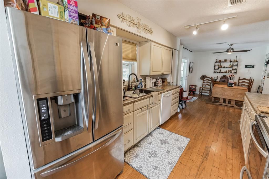 For Sale: $429,900 (3 beds, 1 baths, 1565 Square Feet)