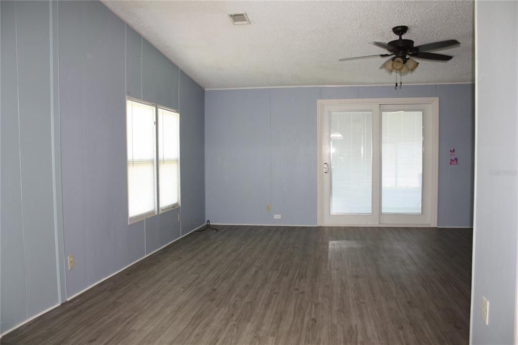 For Sale: $179,900 (2 beds, 2 baths, 1092 Square Feet)