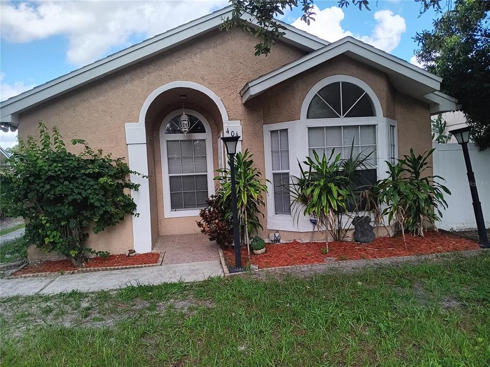 For Rent: $2,100 (3 beds, 2 baths, 1089 Square Feet)