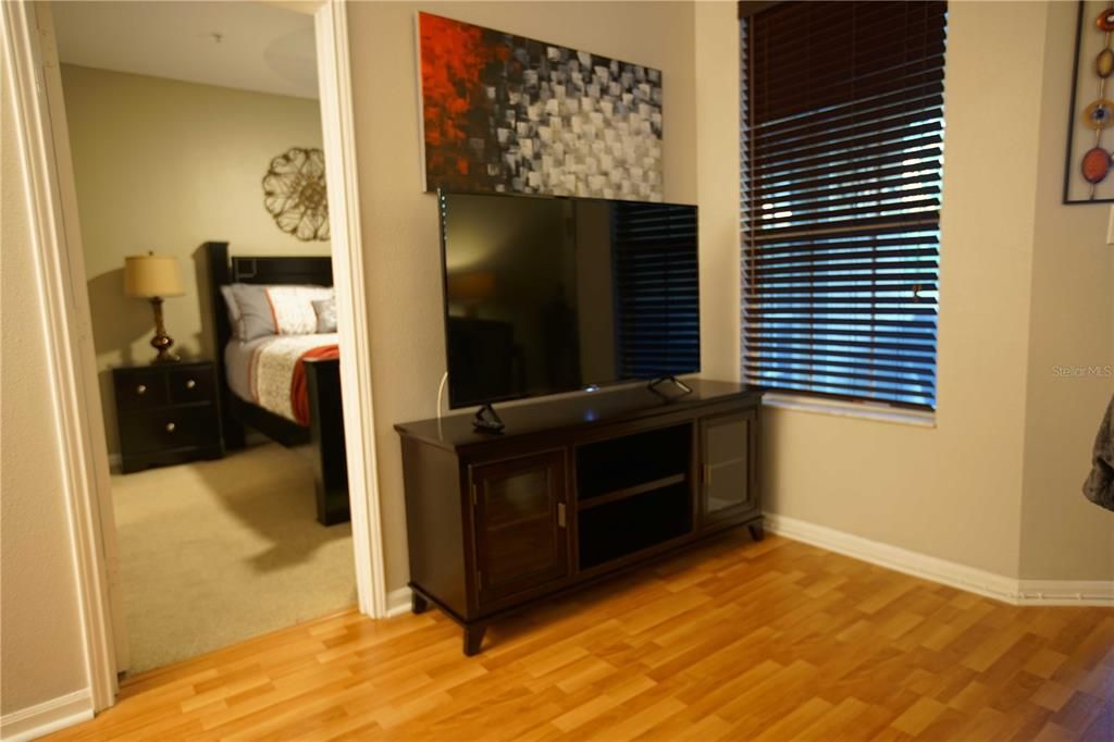 For Sale: $270,000 (1 beds, 1 baths, 730 Square Feet)