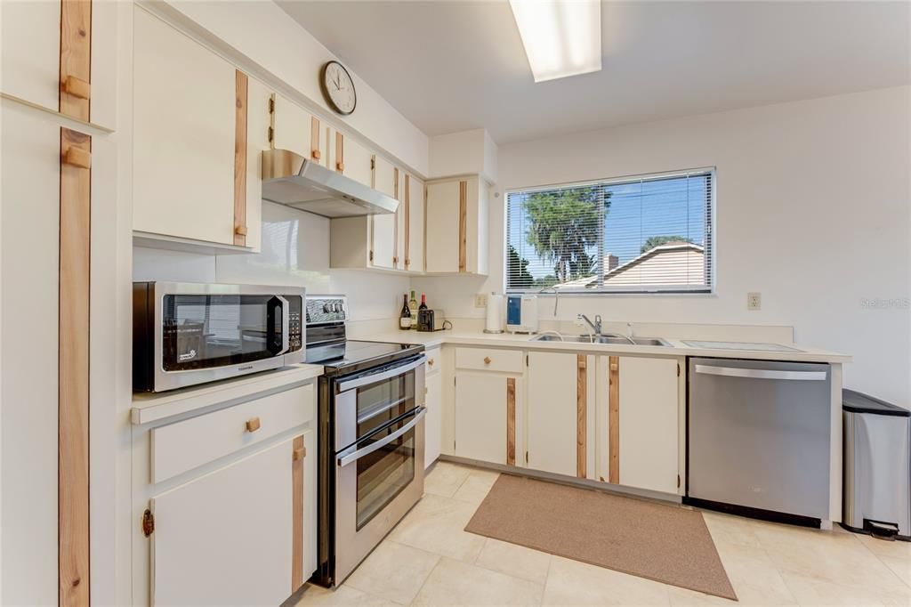 For Sale: $285,000 (2 beds, 2 baths, 1229 Square Feet)