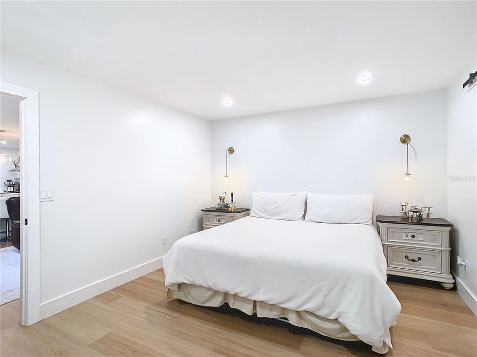 For Sale: $250,000 (2 beds, 2 baths, 918 Square Feet)