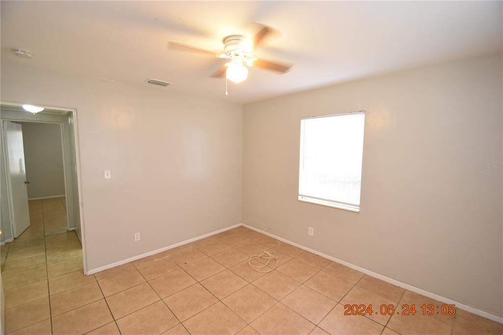 For Rent: $1,850 (3 beds, 1 baths, 930 Square Feet)