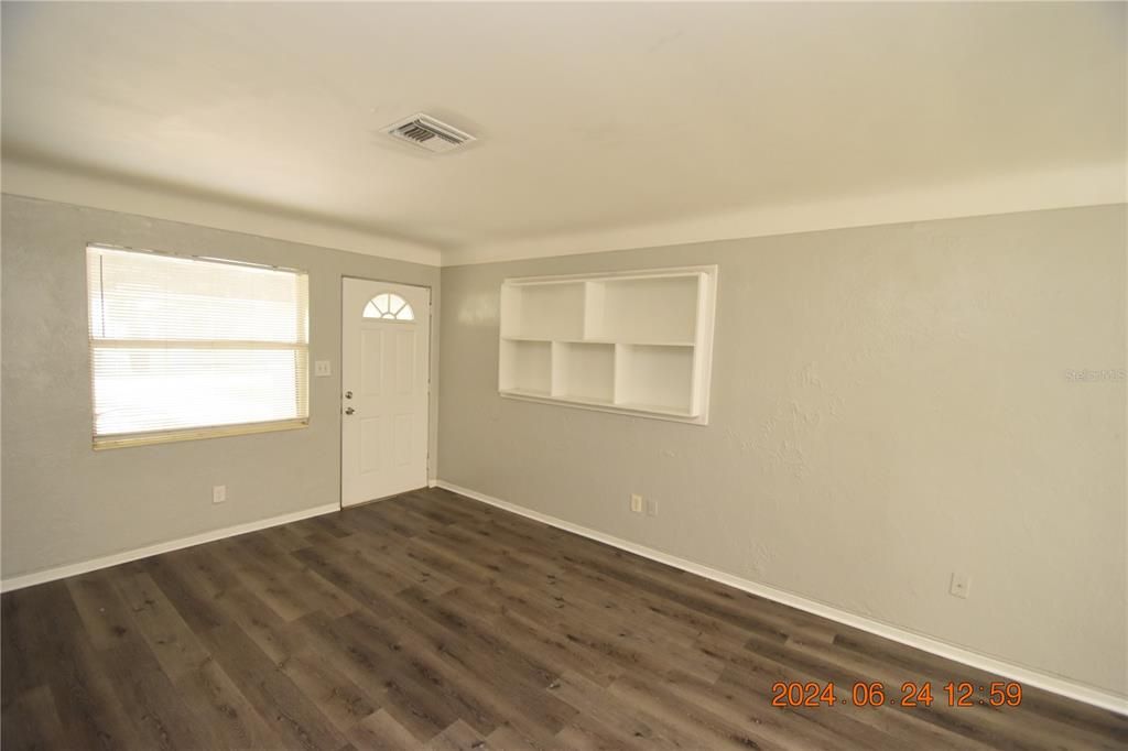 For Rent: $1,850 (3 beds, 1 baths, 930 Square Feet)