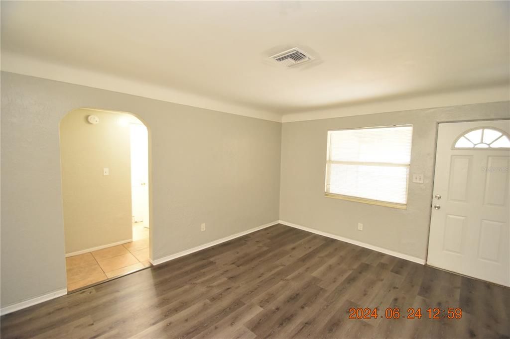 For Rent: $1,850 (3 beds, 1 baths, 930 Square Feet)