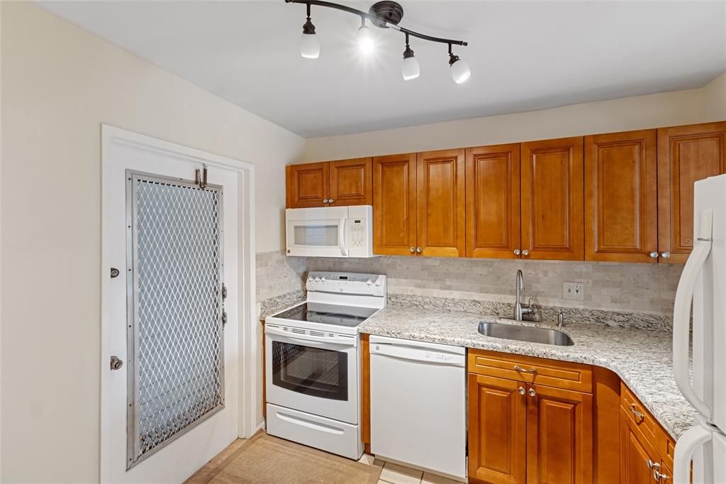 For Sale: $228,000 (2 beds, 2 baths, 899 Square Feet)