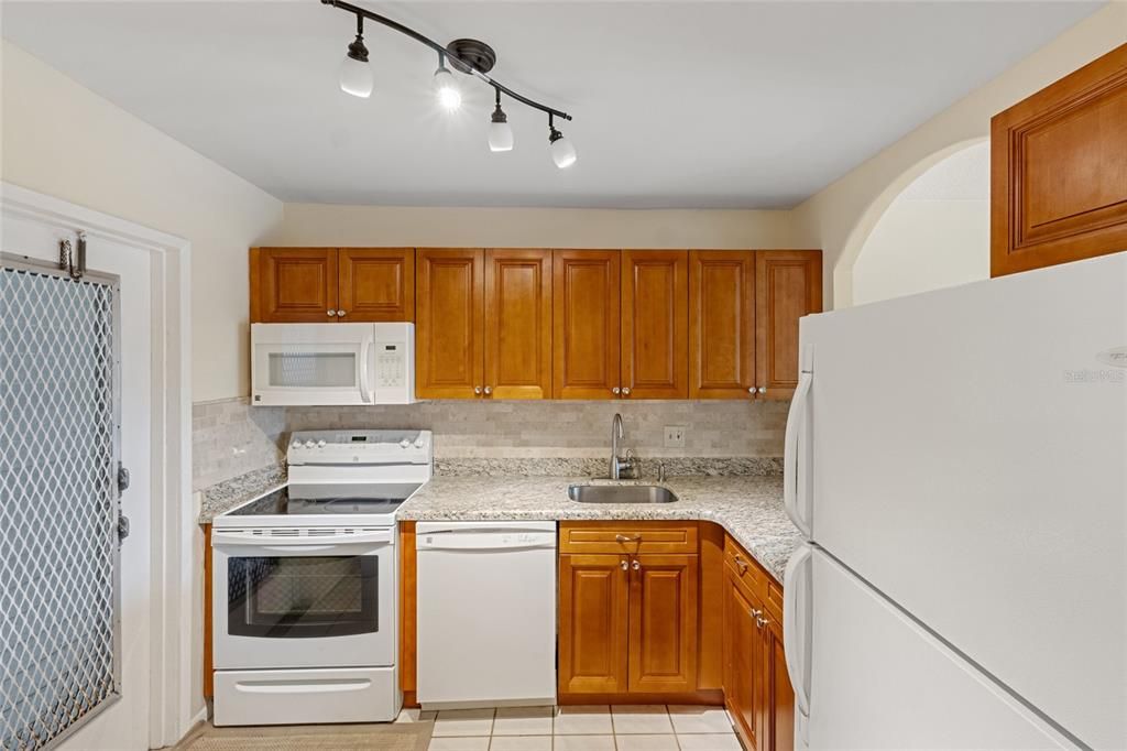 For Sale: $228,000 (2 beds, 2 baths, 899 Square Feet)