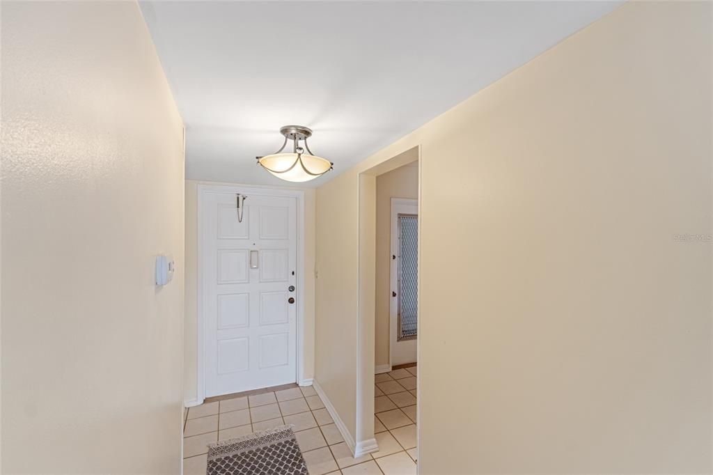 For Sale: $228,000 (2 beds, 2 baths, 899 Square Feet)