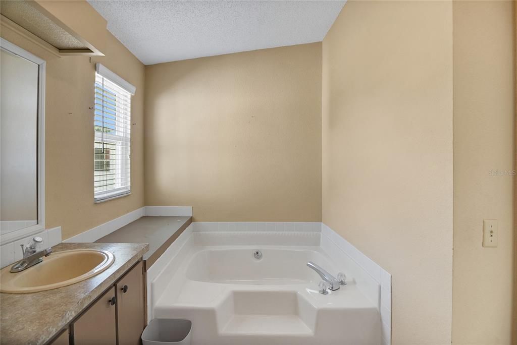 For Sale: $309,900 (2 beds, 2 baths, 1576 Square Feet)