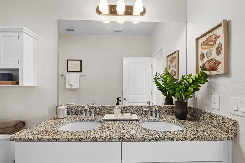 Guest bathroom (upstairs)